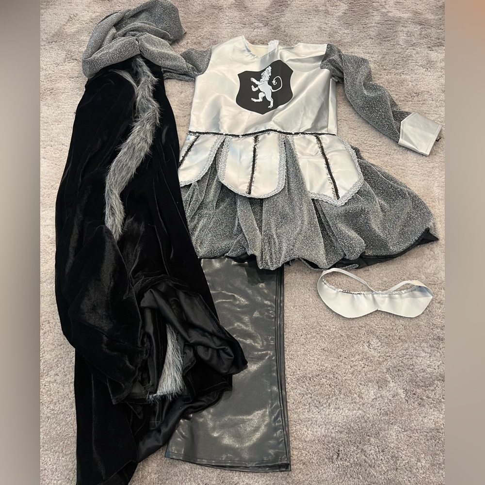 - Medievil Renaissance dress costume with cloak